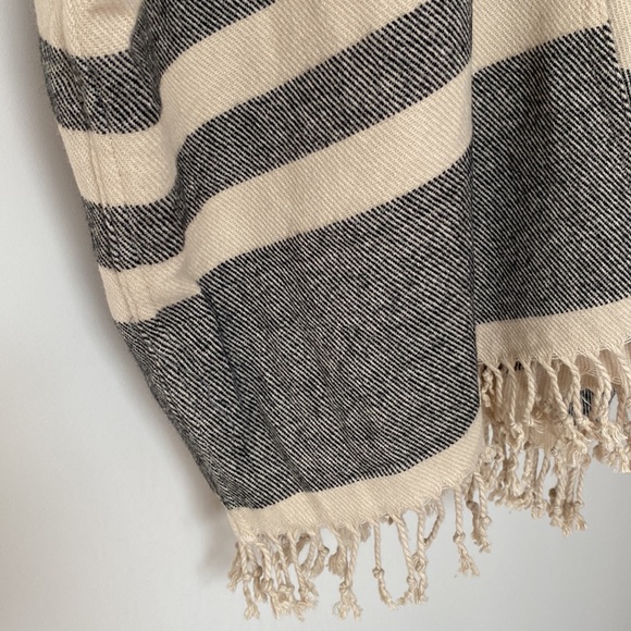 Loft Fringe Open Poncho 💗 Tan & Black - Picture 10 of 16